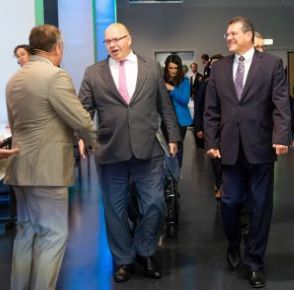 The Federal Minister for Economic Affairs and Energy, Peter Altmaier, and the Vice President of the European Commission, Maroš Šefčovič, at the Networking Conference Electric Mobility 2018
